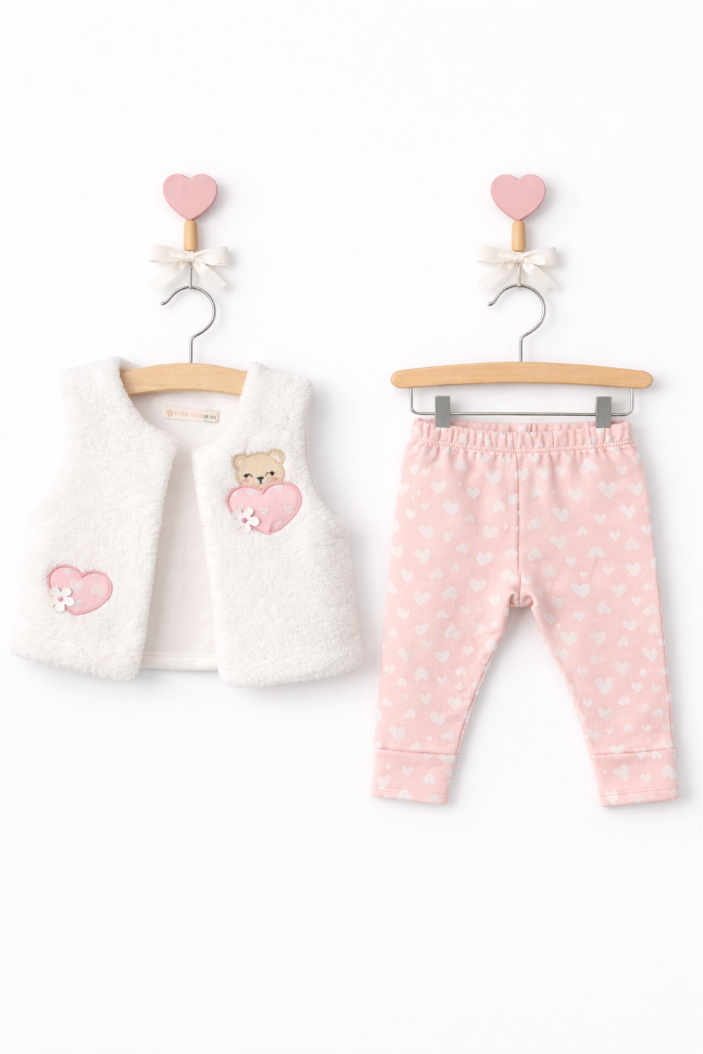 Set 2 piese fetite – pantaloni cu inimioare si vestă pufoasă 12-18 luni