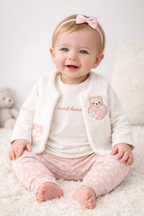 Set 3 piese fetite – pantaloni cu inimioare, bluză „Sweet Heart” si vestă pufoasă 3-9 luni